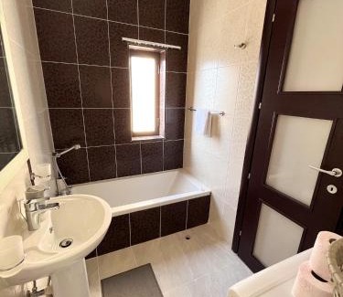 Luqa Apartamento | Modern Spacious 2BD Penthouse with 2 Terraces - Close to Luqa Airport