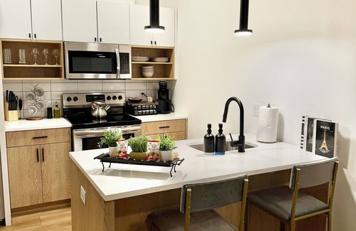 Downtown Apartamento | Modern & Spacious 2BR Apartment w/Gym & Parking and central AC