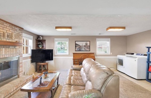 Speedway Casa | Modern, spacious 3 BR/2 BA in Speedway w/beautiful outdoor deck and landscaping