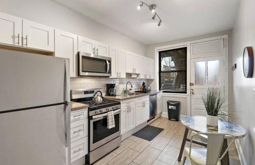 Hyde Park Apartamento | Modern & Spacious 3BR Apt with In-Unit Laundry - Bstone 2