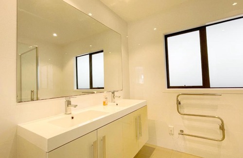 Hamilton Casa | Modern，Spacious 5 bedroom house in north Hamilton