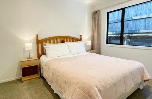 Hamilton Casa | Modern，Spacious 5 bedroom house in north Hamilton