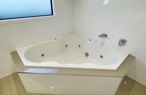 Hamilton Casa | Modern，Spacious 5 bedroom house in north Hamilton