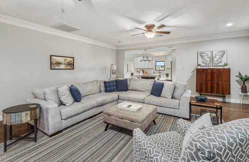 Lake Charles Casa | Modern Spacious 5 Bedroom Home