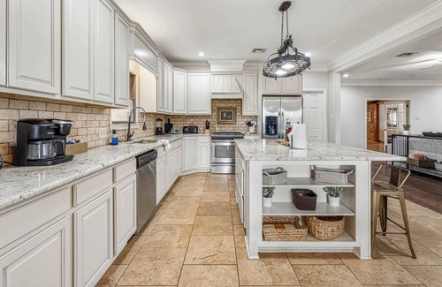 Lake Charles Casa | Modern Spacious 5 Bedroom Home