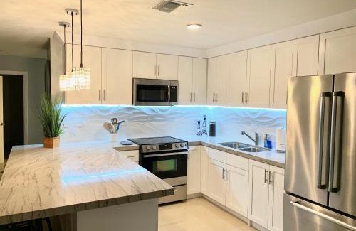 Rosarito Apartamento | MODERN SPACIOUS BEACH FRONT CENTRAL CONDO w POOLS STEPS TO BEACH