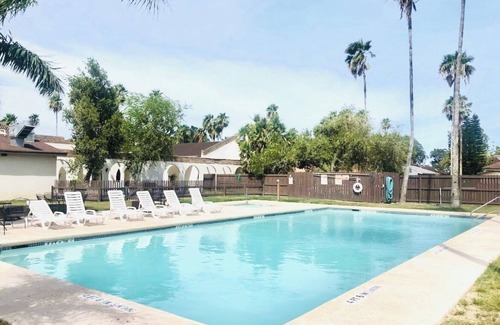 Brownsville Condominio | Modern Spacious Condo- Centrally Located!
