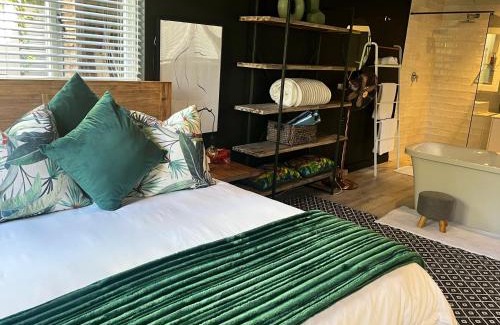 Hermanus Apartamento | Modern Spacious Cottage with Hot Tub, Flora Studio