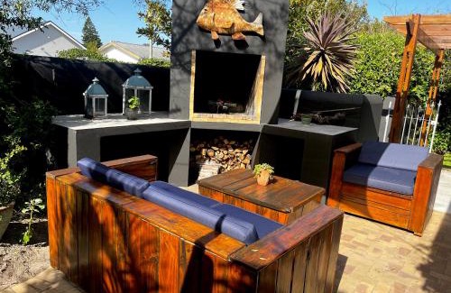 Hermanus Apartamento | Modern Spacious Cottage with Hot Tub, Flora Studio