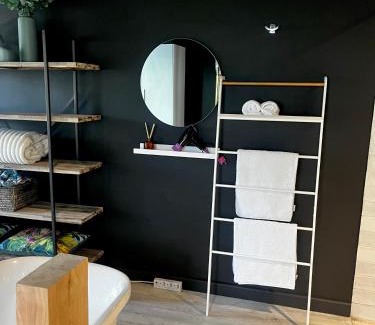 Hermanus Apartamento | Modern Spacious Cottage with Hot Tub, Flora Studio