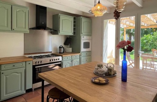 Baigts-de-Bearn Casa | Modern, spacious Des Cîmes gîte in beautiful natural surroundings