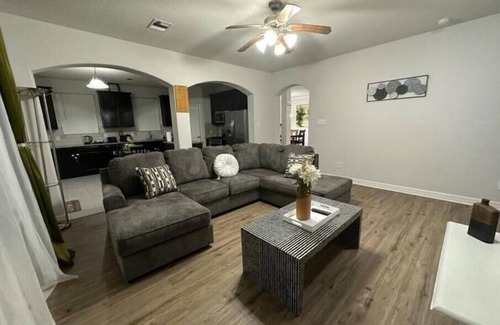 Conroe Casa | Modern / Spacious Haven in the Heart of Conroe - Entire Home