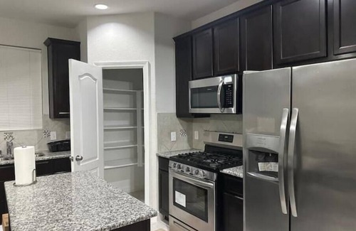 Conroe Casa | Modern / Spacious Haven in the Heart of Conroe - Entire Home