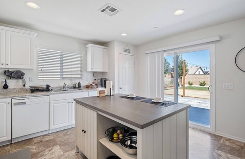 Victorville Casa | Modern spacious home w/ backyard for families and pets