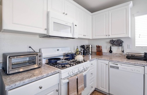 Victorville Casa | Modern spacious home w/ backyard for families and pets