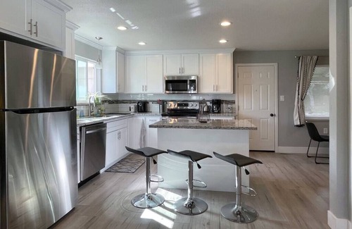 Arden-Arcade Casa | Modern, spacious, quiet home close to the River