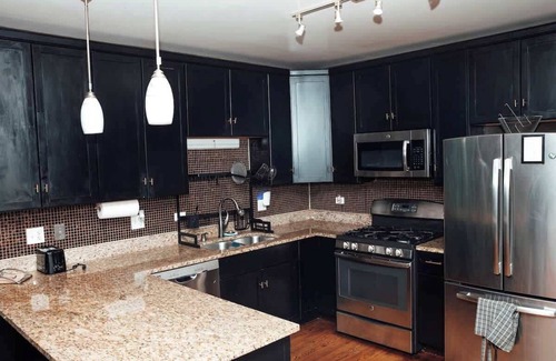 Grand Boulevard Apartamento | Modern & Spacious Stay in Historic Bronzeville