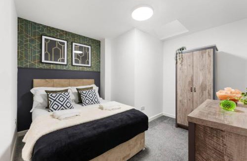 Gabalfa Apartamento | Modern Spacious Three Bedrooms with Private Garden