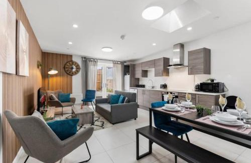Gabalfa Apartamento | Modern Spacious Three Bedrooms with Private Garden