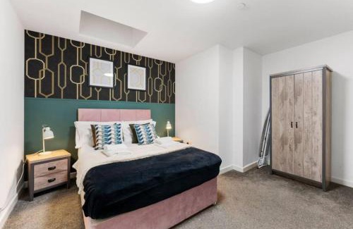 Gabalfa Apartamento | Modern Spacious Three Bedrooms with Private Garden