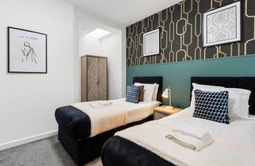 Gabalfa Apartamento | Modern Spacious Three Bedrooms with Private Garden