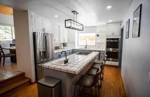 Running Springs Cabina | Modern spacious hot tub + Deck Lake Arrowhead + Big Bear