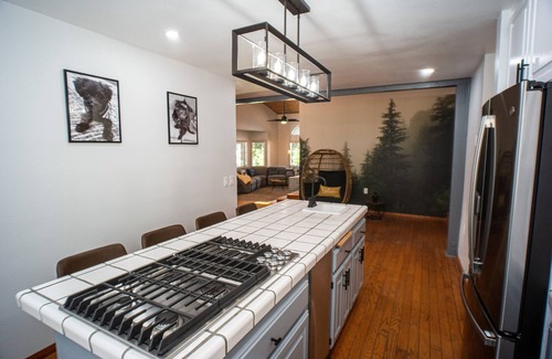 Running Springs Cabina | Modern spacious hot tub + Deck Lake Arrowhead + Big Bear