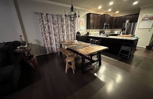 North Central Casa | Modern, spacious, house - Centrally Located! Pet Friendly!