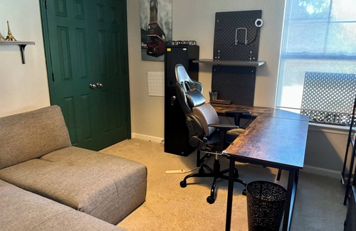 North Central Casa | Modern, spacious, house - Centrally Located! Pet Friendly!