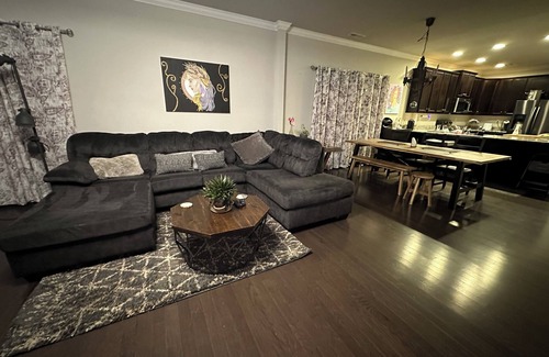 North Central Casa | Modern, spacious, house - Centrally Located! Pet Friendly!
