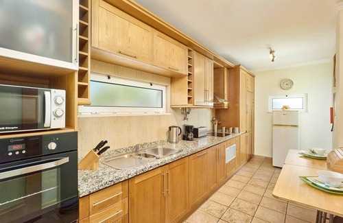 Altura Villa | Modern & Spacious Villa, A/C, Private Pool, Roof/Sun Terrace - 15mins walk to Restaurants & Beach!