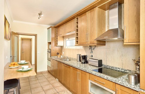 Altura Villa | Modern & Spacious Villa, A/C, Private Pool, Roof/Sun Terrace - 15mins walk to Restaurants & Beach!
