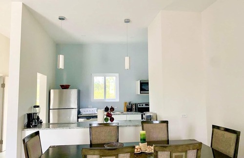 Jimmy Hill Condominio | Modern Spacious Villa steps away from a beautiful private beach