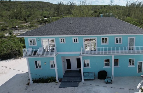 Jimmy Hill Condominio | Modern Spacious Villa steps away from a beautiful private beach
