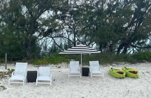 Jimmy Hill Condominio | Modern Spacious Villa steps away from a beautiful private beach