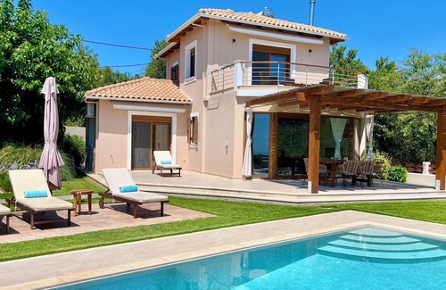 Kalamitsi Villa | Villa moderna y espaciosa con piscina privada, amplio jardín y vista al mar