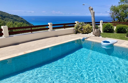 Kalamitsi Villa | Villa moderna y espaciosa con piscina privada, amplio jardín y vista al mar
