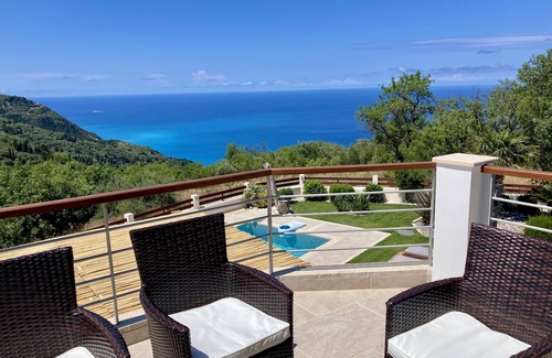 Kalamitsi Villa | Villa moderna y espaciosa con piscina privada, amplio jardín y vista al mar