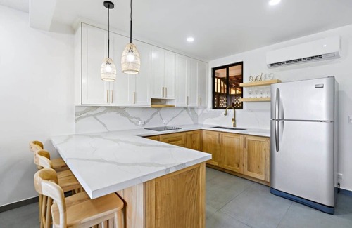 Coco Sunset Hills Apartamento | 2-BD Beauty with Pool, Walk to Beach