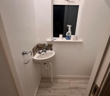 Navan Casa | Modern Stay at Blackcastle Home