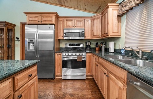 Summit Estates Casa | Modern, Steps to Summit, Relaxing Spa. Fireplace.