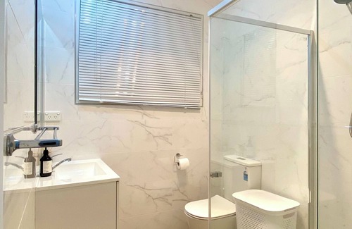 Centenary Heights Apartamento | Modern Studio Room Retreat with a reverse Aircon