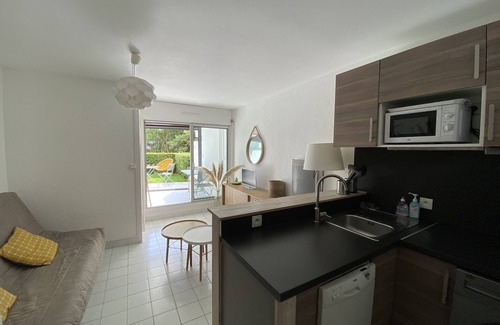 Le Couchant Apartamento | Estudio moderno a 150 m del mar con gran terraza y jardín.