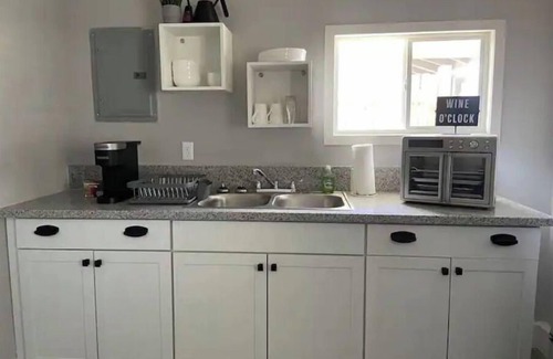 Northwest Area Apartamento | Modern Studio Designed for Extended Stays - Private Bath, Kitchen, Entrance