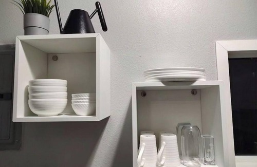 Northwest Area Apartamento | Modern Studio Designed for Extended Stays - Private Bath, Kitchen, Entrance