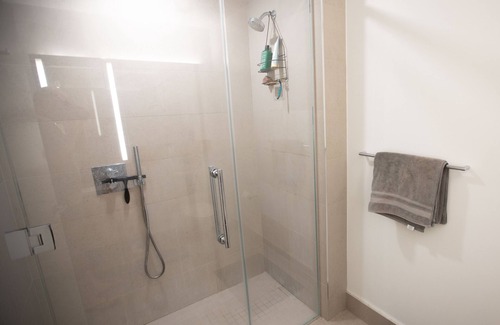 Mott Haven Apartamento | Modern Studio for rent. Monthly rentals only.