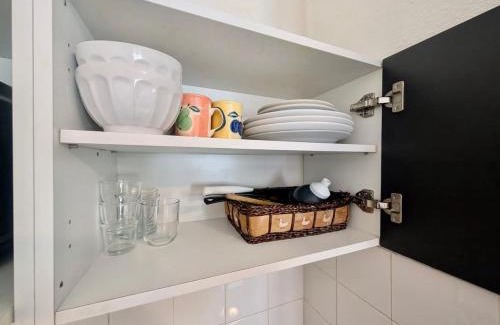 Secteur 1 Apartamento | Modern Studio - Free Parking, Near Train Station & Downtown