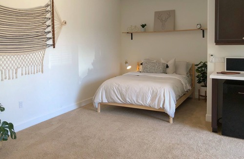 Buellton Apartamento | Modern studio in Central Coast Wine Country — perfect snowbird retreat