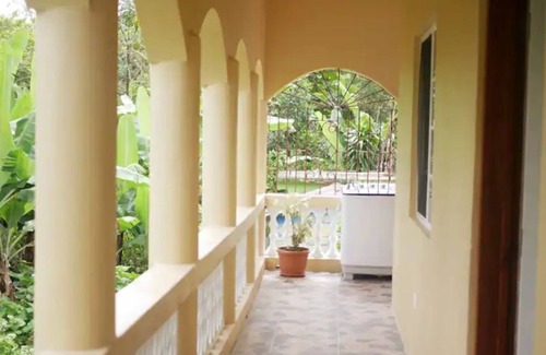 Yallahs Apartamento | Modern Studio #2 - Queen Bed. Free wifi & parking