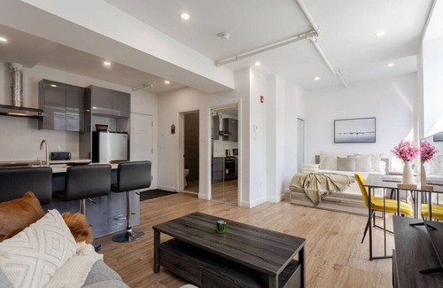 Downtown Montreal Apartamento | Modern Studio on Bishop - Spotlight MTL